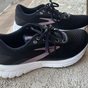 Brooks Signal 3 size 8 Women's Black and Pink Running Shoes